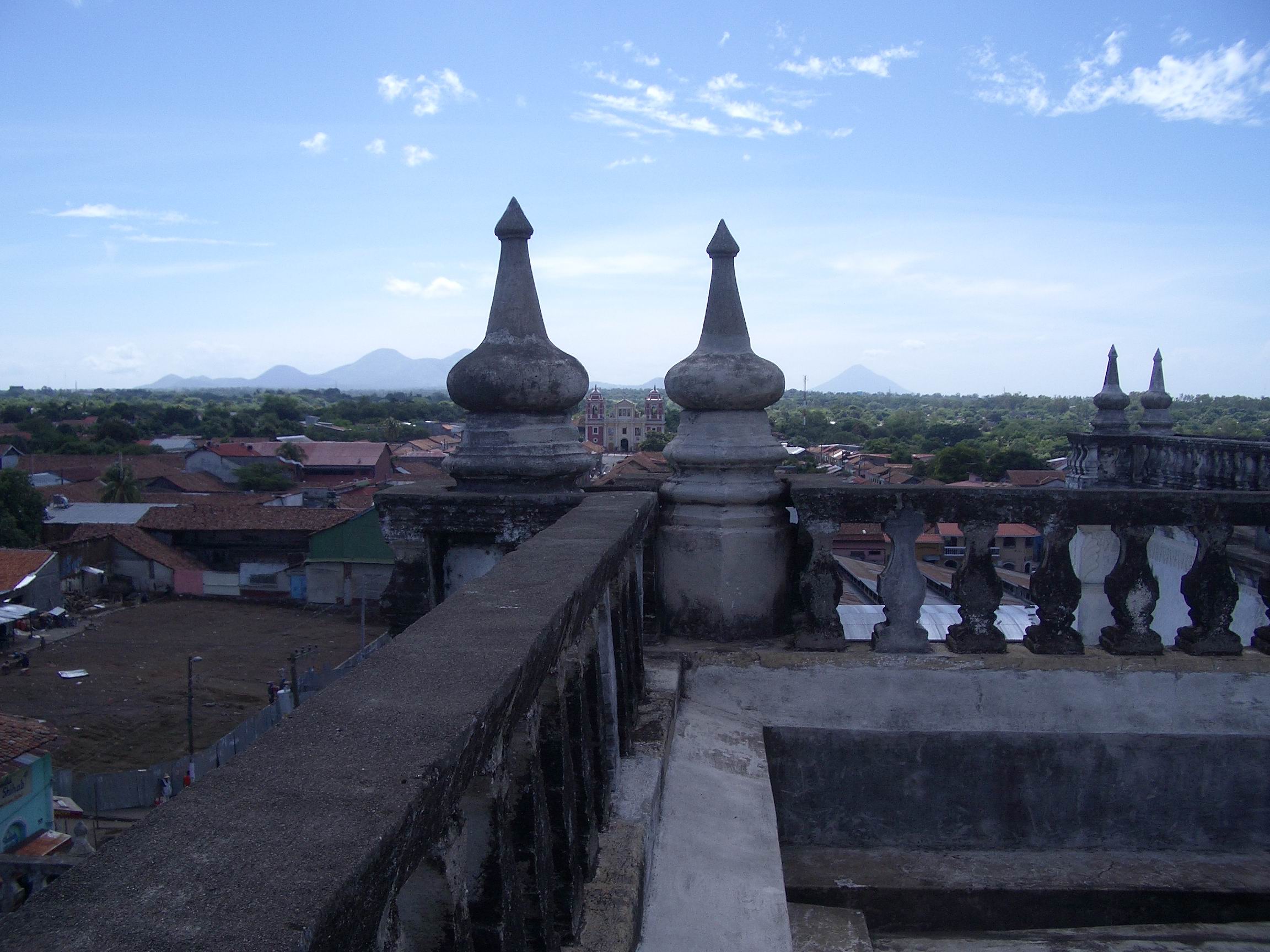 Die Vulkane vom Dach der Kathedrale aus